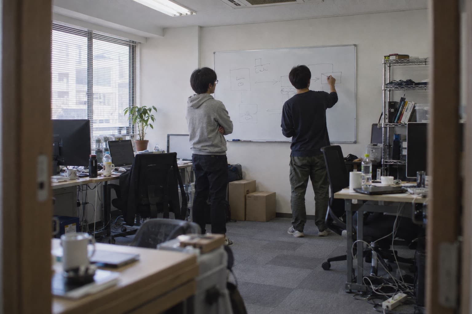 自動化の動きをモニターで確認する様子